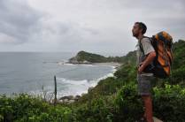 Pela primeira vez, observando o mar na trilha no Parque Nacional Tayrona, no litoral norte da Colômbia